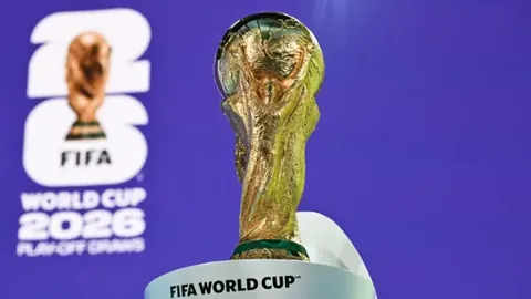 激情战果揭晓！前国脚与卡纳瓦罗现场同框，揭秘国足与乌兹别克斯坦赛后精彩瞬间！